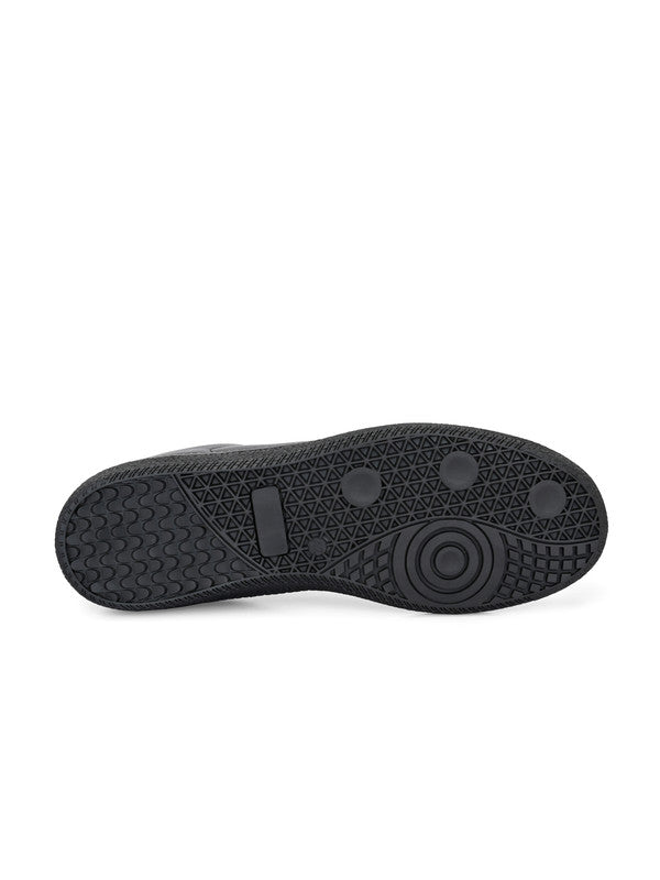 Men wearing Porto Black Sneakers – versatile streetwear to semi-formal sneakers men